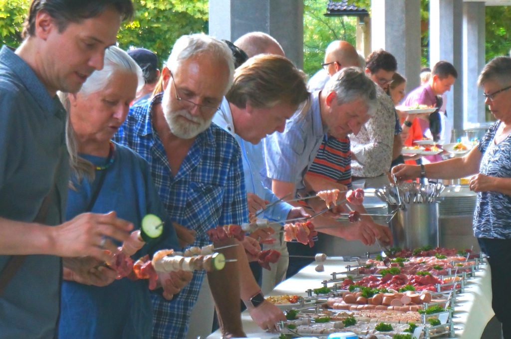 Edelstahl-Spiesse stecken und auf dem Grillmeter braten